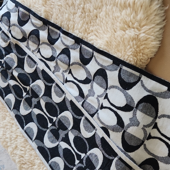 NWT Coach Tonal Signature Wool Knit Scarf 🖤🧣 - Picture 10 of 13
